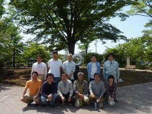 欅広場花壇の花の植替えを行いました