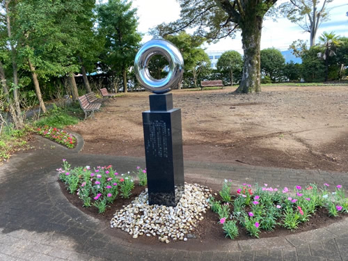 欅広場花壇の花の植替えを行いました